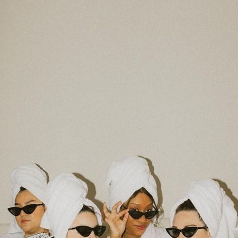 Wedding Planning Resource on Instagram: "Spa bachelorette anyone? We love the idea of a little pamper party to relax before your big day. If you’re doing a bach weekend, it maybe be a good idea to end with a spa day after you’ve had your GNO! 🧖‍♀️🥂  Photo Creds in order: @jasmineacarrillo @sugarmagnoliabakehouse kjeaddean3 on Pinterest  yadi_mercier @pom.paper.events @catchmyparty @pretty.little.daydreams @maaryklein  #wedding #weddingideas #bachelorette #bacheloretteparty #spaday #girlstrip #girlsnight #bridetobe #groomtobe #2024wedding #spa #weddinginspiration #weddingplanning" Spa Night At Home Aesthetic, Party Before The Wedding, Spa Night At Home Friends Aesthetic, Spa Party Aesthetic, Spa Stock Photos, Day Spa Branding, Wellness Retreat Bachelorette Party, Spa Hen Party, Spa Inspo Pictures