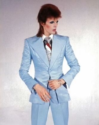 David Bowie Makeup, Blue Suit Outfit, Glam Rock Outfits, Bowie Life On Mars, David Bowie Fashion, Bowie Ziggy Stardust, Light Blue Suit, David Bowie Ziggy Stardust, David Bowie Ziggy