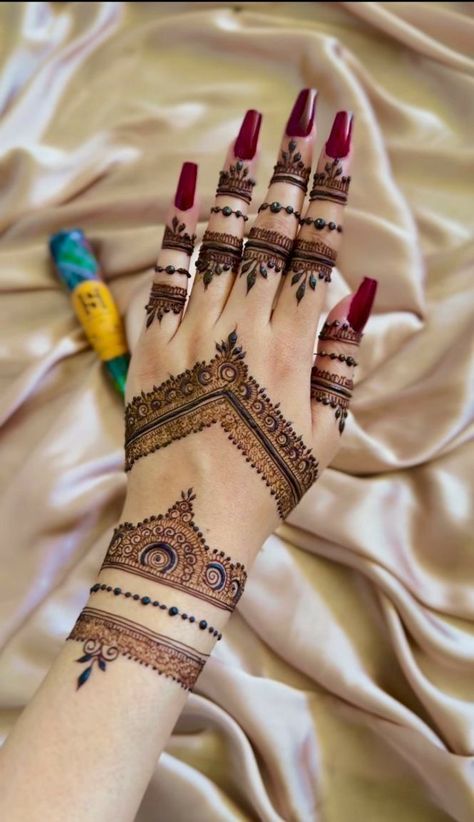 Mehendi Aesthetic Designs, Short Henna Designs, Kashee Mehndi Design Simple, Bridal Mehndi Simple, Mehandi Designs For Hands Unique, Trending Mehandi Designs, Mhendi Design Unique Latest, Kashees Mehndi Designs, Aesthetic Mehndi Design