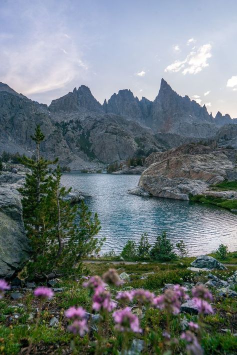 Backpacking to minaret lake in the eastern sierra california. Inyo national forest. Mount Baker-snoqualmie National Forest, Inyo National Forest, Eastern Sierras, Backpacking Guide, Scenic Places, Travel Creative, Backpacking Trips, Backpacking Trip, Adventure Guide