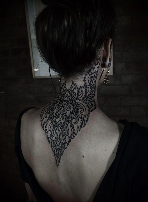 pinterest :@shaaawty Back Of Neck Tattoos, Back Of Neck Tattoo, Intricate Tattoo, Geniale Tattoos, Neck Tattoos, Henna Tattoos, Body Modification, Back Tattoos, Blackwork Tattoo