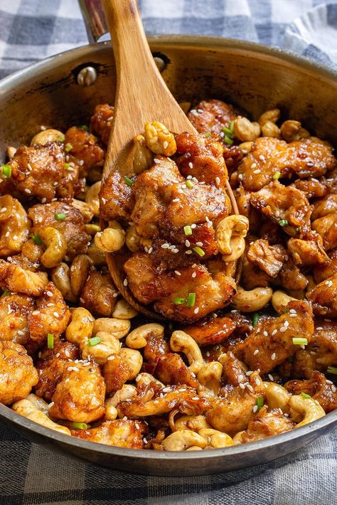 This Chinese-inspired sticky crispy honey chicken with cashew nuts is a sweet and delicious homemade takeout. Ready in 25 minutes and made with just a few ingredients, this chicken recipe is simple and quick, perfect for weekly dinners. Honey Cashew Chicken, Chicken Cashew Recipes, Cashew Nut Chicken, Honey Walnut Chicken, Honey Chicken Breast, Crispy Honey Chicken, Crispy Chicken Recipes, Walnut Chicken, Cashew Chicken Recipe