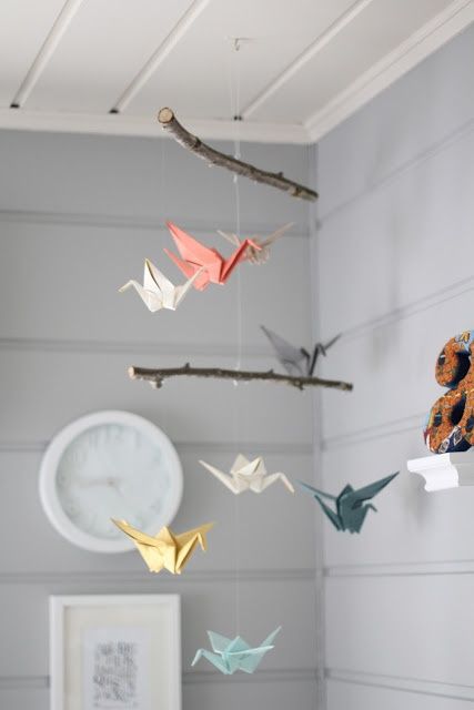 à faire aves les pompons. Cadeau naissance Chacha Diy Origami Home, Diy Origami Home Decor, Paper Crane Mobile, Origami Home Decor, Crane Mobile, Origami Mobile, Bird Mobile, Baby Mobiles, Origami Bird