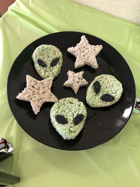 Alien Rice Krispie Treats Alien Snacks Space Theme, Alien Rice Krispie Treats, Alien Party Snacks, Alien Party Food Ideas, Outer Space Birthday Party Games, Area 51 Birthday Party Ideas, Alien Food Ideas, Alien Baby Shower Theme, Alien Themed Food