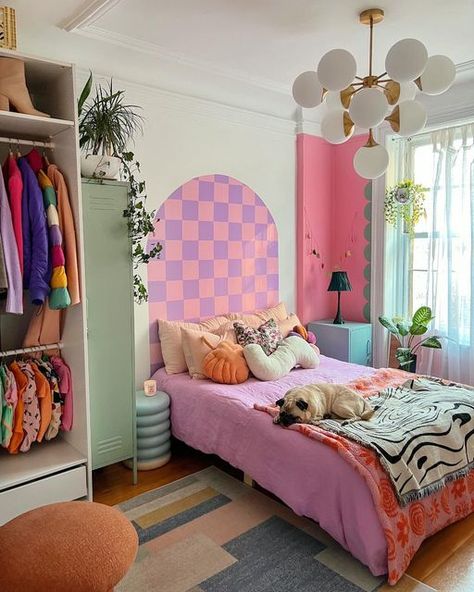 Bedroom Ideas Pastel, 80’s Bedroom, Pastel Bedroom Ideas, Beautiful Dorm Room, Funky Bedroom, Pastel Bedroom, Pastel Home Decor, Pastel Decor, Preppy Room