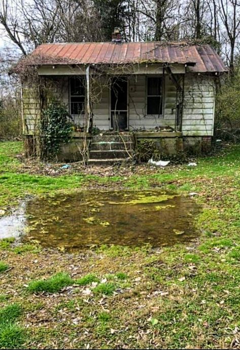 Small Abandoned Houses, Abandoned Shack, Abandoned Cabin, Old Country Houses, Scary Houses, Old Abandoned Buildings, Old Abandoned Houses, Grist Mill, Rural House