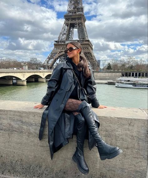 #trenchcoatoutfit #paris #europefashion #coldweather #winteroutfit #blackoutfit Outfit Paris Invierno, Paris Aesthetic Outfits, Paris Style Winter, Classy Outfits Winter, London Trip Outfit, Paris Picture Ideas, Paris Trip Outfits, Paris Instagram Pictures, Paris Outfit Ideas