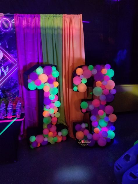 13 Birthday Glow Party, Neon Dance Party Ideas, 21st Neon Birthday Ideas, Neon Themed Birthday Party Decoration, Glow In The Dark Decorations Parties, 13ty Birthday Party Ideas, Glow And Dark Party, Coachella Birthday Party Outfit, Glow Bday Party