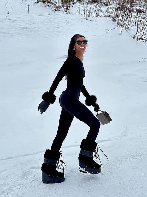 Aspen Outfit Winter, Moon Boots Outfit, Girls Ski Trip, Jasmin Tookes, Mode Au Ski, Ski Fits, Ski Trip Outfit, Ski Aesthetic, Chic Winter Outfits