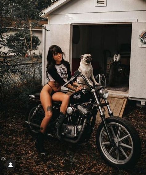 Motorcycle Outfits For Women, Motorcycle Photo Shoot, Biker Chick Style, Biker Chick Outfit, Female Motorcycle Riders, Biker Photography, Motos Vintage, Biker Photoshoot, Biker Aesthetic