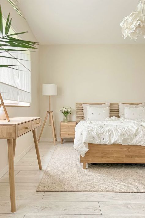 31 Trendy Minimalist Bedroom Ideas You'll Absolutely Love Brown Wood Bedroom, Light Brown Bedrooms, Japandi Style Bedroom, Neutral Bedroom Furniture, Minimalist Bedroom Ideas, Beige Room, Colorful Room Decor, Neutral Bedroom Decor, Coastal Bedroom Decorating