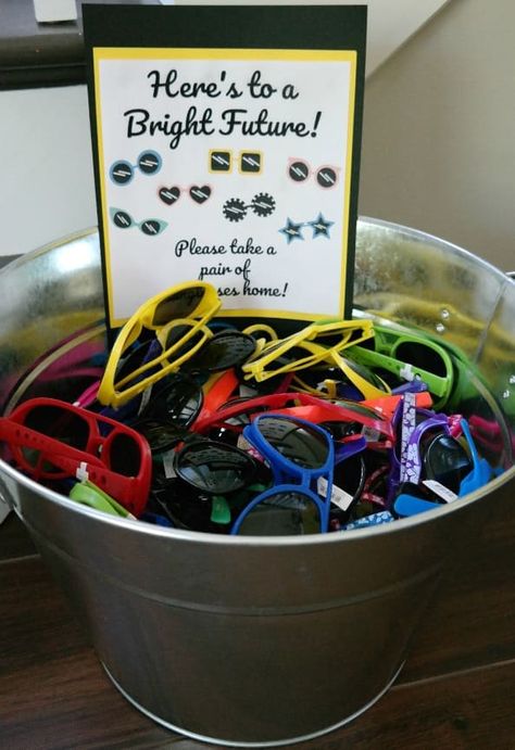 Here's to a Bright Future...take a pair of sunglasses home! Fun Graduation party idea! Middle School Graduation Party, Preschool Graduation Theme, Vpk Graduation, Kindergarden Graduation, Preschool Graduation Party, Elementary School Graduation, Elementary Graduation, Kindergarten Party, Kindergarten Graduation Party