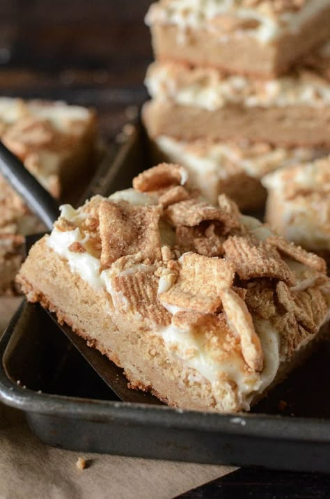 Chewy, sweet and decadent, these French Toast Cookie Bars have a maple sugar cookie base topped with vanilla cream cheese frosting and a layer of Cinnamon Toast Crunch cereal! They truly embody French toast in cookie form. Baked Cinnamon Toast, Cinnamon Toast Crunch Shot, Cinnamon Toast Crunch Bars, Maple Sugar Cookies, French Toast Crunch, Vanilla Cream Cheese, Whipped Shortbread Cookies, Crunch Recipe, Cinnamon French Toast