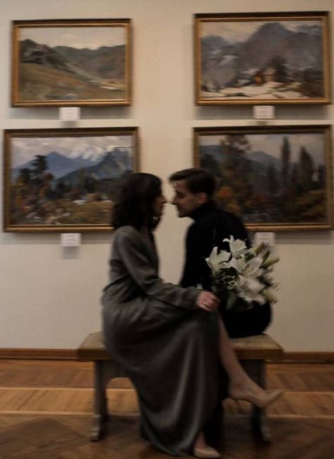 Romantic Museum Aesthetic, Couples Painting Aesthetic, Engagement Aethstetic, Elegant Pre Wedding Photoshoot, Couple Bench Sitting Aesthetic, Aesthetic Couple Date Ideas, Met Engagement Shoot, Aesthetic Prenup Photos, Couple Painting Together Aesthetic