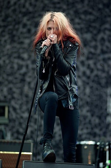 Alison Mosshart Allison Mosshart, Female Guitarists, Alison Mosshart, Rocker Chick, Visual Board, Style Rock, Women In Music, Hipster Outfits, Stage Costume