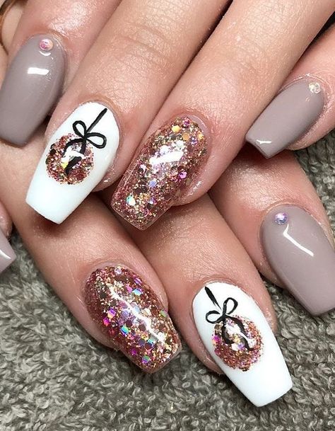 50 Gorgeous Winter Nail Ideas for the Holiday Season - Self-Care by Sum Christmas Nail Polish, Christmas Nail Colors, Xmas Nail Art, Special Nails, Art Design Ideas, Nail Colors Winter, Cute Christmas Nails, Christmas Gel Nails, Christmas Nail Art Designs