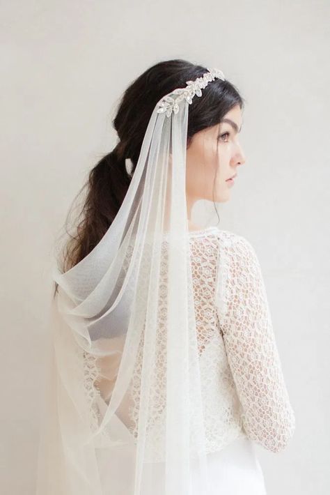 20 Stunning & Unique Wedding Veils You Haven't Seen Before Drape Veil, Unique Wedding Veils, Bridal Veils And Headpieces, Wedding Veil Vintage, Bridal Floral Headpiece, White Veil, Veil Headpiece, Stil Boho, Headpiece Wedding