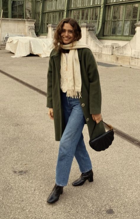 Classic Fall Fashion Women, Outfit Ideas Uk Street Styles, Artsy Concert Outfit, Fall Fashion Color Palette, Felt Hat Women, Early Fall Fits, Going Out Fall Outfits Night, Wide Leg Courdroy Pants Outfit, Steven Sanchez Concert Outfit