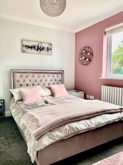 Pink And Grey Wall Paint, Pink Room Paint Ideas, Pink And Grey Bedroom Walls, Pink Feature Wall Bedroom, Pink Grey And White Bedroom, Grey Pink Bedroom, Pink And Grey Bedroom Decor, Ideas Para Pintar Cuartos, Pink Grey Bedroom