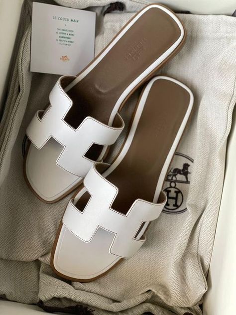 Hermes Oran Sandals, Hamptons Summer, Super Rich Kids, Super Rich, Old Money Style, Rich Kids, Millionaire Lifestyle, Old Money Aesthetic, Looks Chic