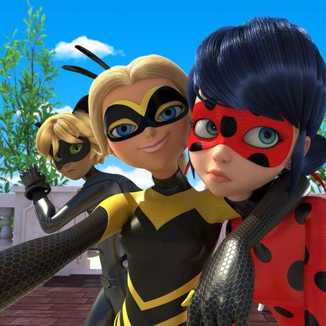 ust reminding everyone of when Queen Bee saved the day. (AGAIN!) Guess these two helped a little, but I did all the hard work Comics Ladybug, Ladybugs Movie, Chloe Bourgeois, الفن الرقمي, Ladybug Wallpaper, Catty Noir, Miraculous Ladybug Oc, Miraculous Ladybug Memes, Miraculous Ladybug Wallpaper