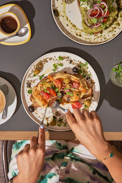 Food Hand Photography, Hand Food Photography, Family Lunch Photography, Lifestyle Food Photography Ideas, Breakfast Product Photography, Cafe Lifestyle Photography, Cafe Shoot Ideas, Restaurant Lifestyle Photography, Flash Food Photography