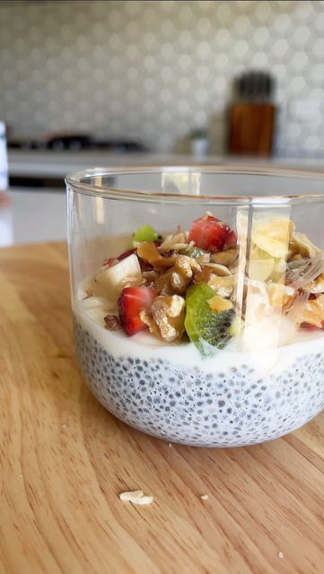 Breakfast Chia Seeds, Chia Seed Pudding Breakfast Mornings, Smoothie With Chia Seeds Breakfast, Chia Seeds And Oats Breakfast, Healthy Breakfast Chia Seeds, Chia Pudding Recipes Healthy, بذور الشيا, Yummy Smoothie Recipes, Chia Pudding Recipes