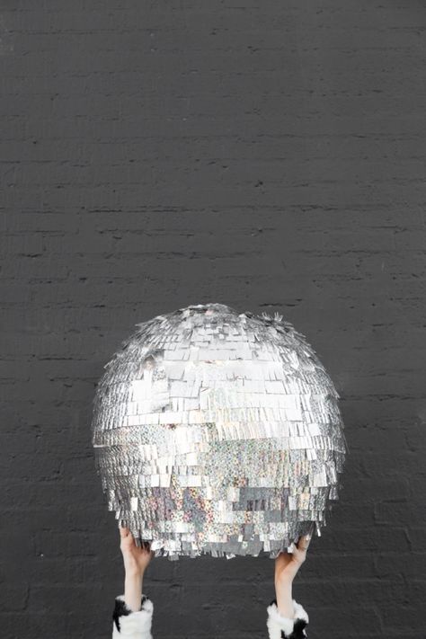 DIY Disco Ball Piñata - Perfect for a New Year's Eve party! Party Disco Ball, Diy Disco Ball, Studio Diy, Astuces Diy, Themed Christmas, Nye Party, Disco Party, Eve Parties, Diy For Teens