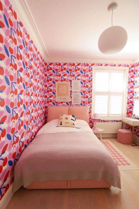 Home renovation photos: a refurbished Victorian home in London Dreamy Girls Bedroom, Bedroom Bright, Victorian House Renovation, Pastel Bedroom, Victorian Terrace House, Victorian Bedroom, Bold Wallpaper, London House, Living Room Decor Modern