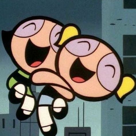 Buttercup Powerpuff Girl, Bubbles And Buttercup, Hug Cartoon, Powerpuff Kızları, Cartoon Bubbles, Friends Hugging, Powerpuff Girls Wallpaper, Best Friends Cartoon, Ppg And Rrb