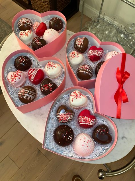 Homemade Dessert Gift Box Ideas, Valentine Chocolate Box Ideas, Chocolates Valentines Day, Diy Valentine Chocolates, Chocolate Shapes Ideas, Valentines Box Of Chocolates, Chocolate Box Gift Ideas, Chocolate Box Valentines, Valentines Day Business Ideas