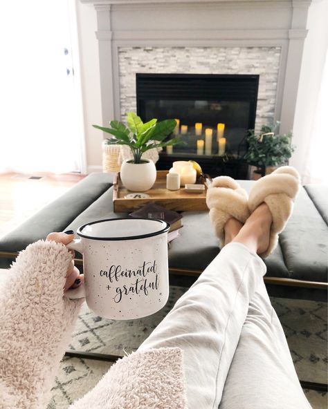 Spa House, Anniversaire Diy, Happy Sunday Quotes, Cozy Aesthetic, Instagram Ideas Photography, Coffee Photography, Aesthetic Coffee, Christmas Mood, Women's Slippers