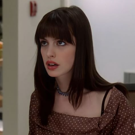 Andy Sachs Hair, Andrea Devil Wears Prada, Andrea Sachs Outfits, Andy Devil Wears Prada, Anne Hathaway 2000s, Anne Hathaway Devil Wears Prada, Anne Hathaway Bangs, Andrea Sachs, Andy Sachs