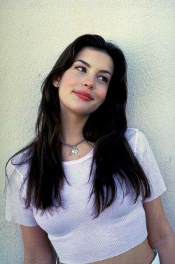 Liv Tyler 90s, Liv Tyler, Anne Hathaway, Dark Hair, Pretty People, Black Hair, A Woman, Hollywood, Actresses