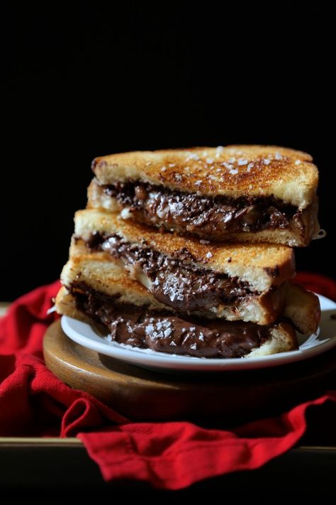 grilled cheese & chocolate sandwich with ganache dipping sauce www.climbinbggriermountain.com Chocolate Sandwich Recipes, Sweet Sandwiches, Chocolate Grilled Cheese, Bbq Grilled Cheese Sandwich, Grilled Chocolate Sandwich, Grilled Cheese Steak Sandwich, Grilled Cheese Food Photography, Gourmet Grilled Cheese Sandwich Recipes, Fall Treats Recipes