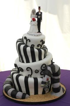 Horror Wedding, Beetlejuice Wedding, Gothic Wedding Cake, Gothic Cake, Halloween Wedding Cakes, Halloween Themed Wedding, Winter Wedding Cake, Themed Wedding Cakes, Gateaux Cake