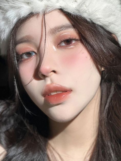 I am cold girl makeup for winter and christmas Cold Nose Makeup, I'm Cold Girl Makeup, Cold Weather Makeup Looks, Deep Winter Douyin Makeup, Winter Cold Makeup, Winter Makeup Looks Aesthetic, Douyin Winter Makeup, I’m Cold Makeup Winter, Im Cold Aesthetic