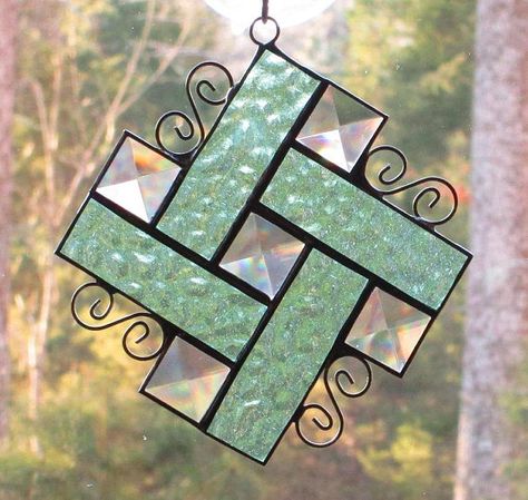 Celtic Stained Glass, Stained Glass Bevels, Stained Glass Patterns Free, Glass Suncatchers, Stained Glass Ornaments, Stained Glass Window Hanging, Stained Glass Suncatchers, Stained Glass Christmas, Stained Glass Suncatcher