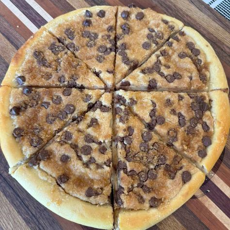 Chocolate Chip Dessert Pizza Yellow Cake Mix Dessert Pizza, Smore Pizza Recipe, Pizza Hut Dessert Pizza, Flatbread Dessert Recipes, Cookie Dough Pizza Recipe, Chocolate Chip Pizza Cookie, Chocolate Chip Dessert Pizza, Godfathers Dessert Pizza Recipe, Pizza Inn Dessert Pizza Recipe