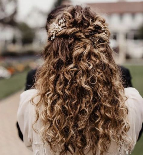 Brides Hairstyle, Half Up Curly Hair, Natural Hair Updo Wedding, Bridesmaid Hair Curly, Hair And Makeup Wedding, Curly Bridal Hair, Hair Inspiration Long, Curly Wedding Hair, Boho Wedding Hair