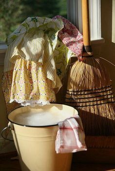 Cocina Shabby Chic, Yellow Cottage, Casa Country, Living Vintage, Cottagecore Decor, Grandmas House, Cottage Living, Country Farm, Farm Girl