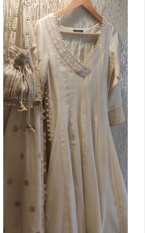 Offwhite Kurta Women, Anarkali Neck Designs Neckline, Simple Kurta Designs, Simple Kurti Designs, Neck Designs For Suits, Long Kurti Designs, Pakistani Fashion Party Wear, Kurta Neck Design, Cotton Kurti Designs