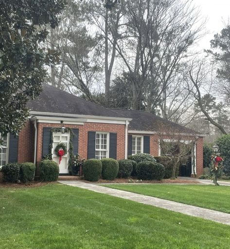 Traditional Red Brick House, Red Brick Ranch House Exterior, Brick Ranch House Exterior, Red Brick Ranch, Brick Ranch Houses, Timeless House, Ranch House Exterior, Pretty Houses, Brick Ranch