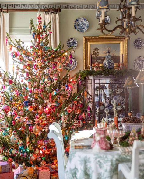 Holiday Decorating: Multicoloured vs. White Holiday Lights Natal, Holiday World, Large Christmas Tree, Christmas Interiors, Christmas Inspo, Magical Christmas, Vintage Christmas Tree, Merry Little Christmas, Christmas Aesthetic