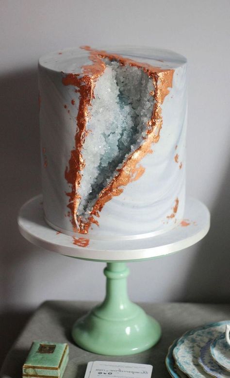 grey-white-marble-fondant-covered-one-tier-cake-geode-cupcakes-white-turquoise-cake-tray Geode Wedding Cakes, Geode Cake Wedding, Geode Wedding, Geode Cake, Crystal Cake, Wedding Cake Recipe, Lace Wedding Cake, Amazing Wedding Cakes, Unique Wedding Cakes