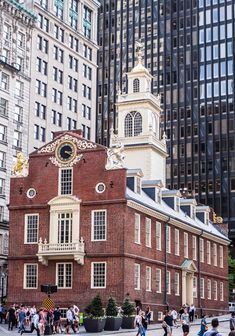 Old State House in B Old State House in Boston - See this building on a Boston Freedom Trail Tour. #Boston #travel #vacation #familytravel #traveltips #history Boston Freedom Trail, Boston With Kids, Boston Architecture, Boston Pictures, Freedom Trail Boston, Boston Vacation, Things To Do In Boston, To Do In Boston, Massachusetts Travel