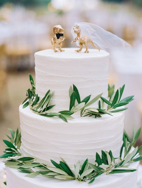 Summer Wedding Cakes, Wedding Cake Topper Ideas, Cake Topper Ideas, Theme Bapteme, Dinosaur Wedding, Wedding Cake Toppers Unique, Small Wedding Cakes, Amazing Wedding Cakes, Wedding Cake Rustic