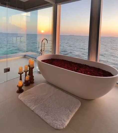 Bath Tub Aesthetic, Bath Vibes, Oval Bath, Big Bathtub, Rich Auntie, City View Apartment, Bathroom Inspiration Modern, Beautiful Home Designs, Fancy Houses