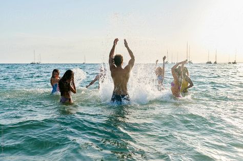 Laughing Group Of Friends, Vision Board Friendship Pictures, Daisy Branding, Coconut Cult, Laughing Friends, Social Goals, Laughing With Friends, Summer Beach Photography, Cozy Beach House