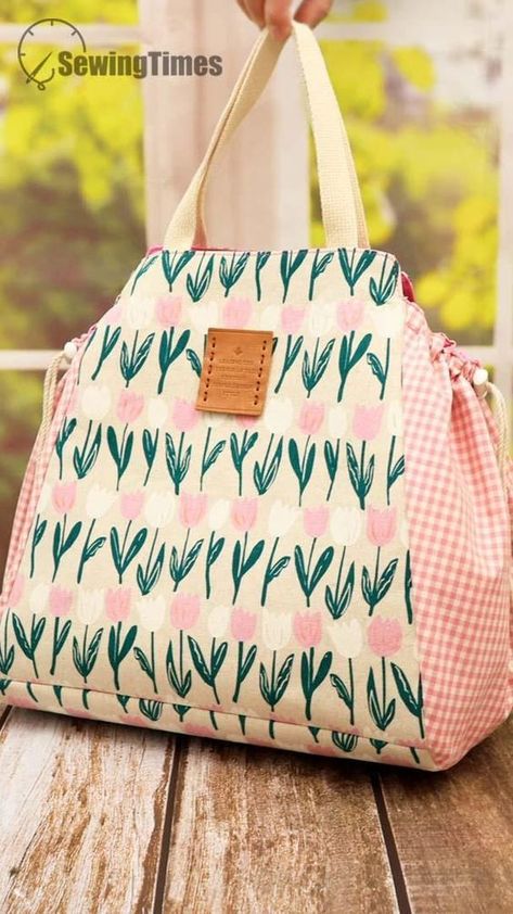 Say Goodbye to Plastic Bags Forever with 👍 This DIY Reusable Market Bag Tutorial Market Bag Tutorial, Projek Menjahit, Handmade Fabric Bags, Sac Diy, Diy Bag Designs, Diy Bags Patterns, Diy Bags Purses, Tote Bags Sewing, Fabric Tote Bags